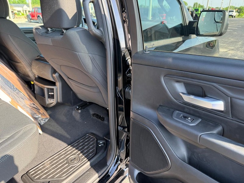 Ram 1500 Vehicle Full-screen Gallery Image 11