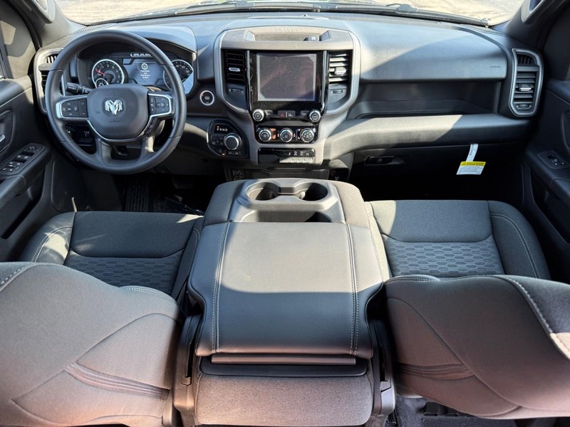 Ram 1500 Vehicle Full-screen Gallery Image 12
