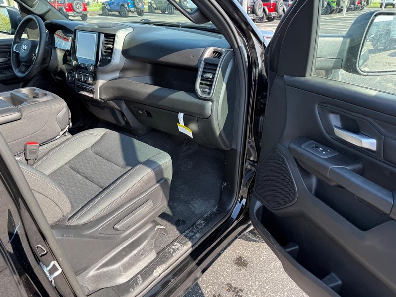 Ram 1500 Vehicle Full-screen Gallery Image 14