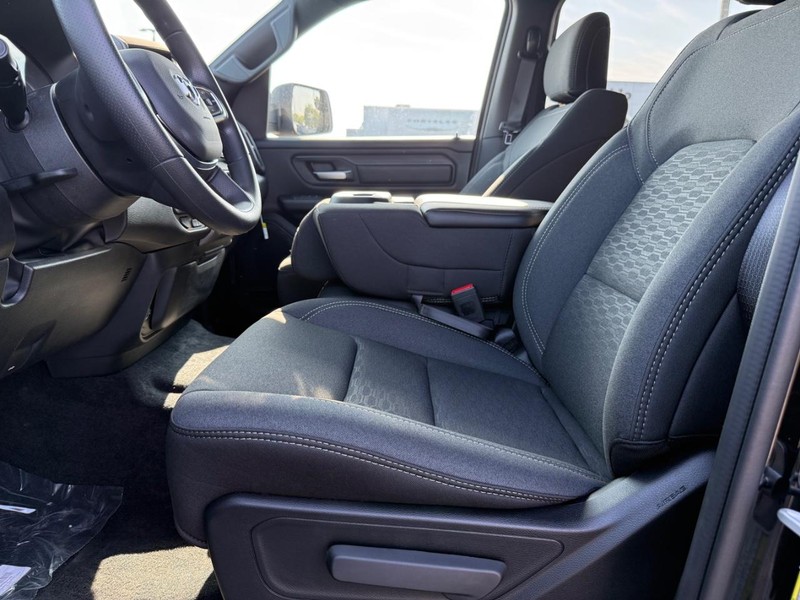 Ram 1500 Vehicle Full-screen Gallery Image 17