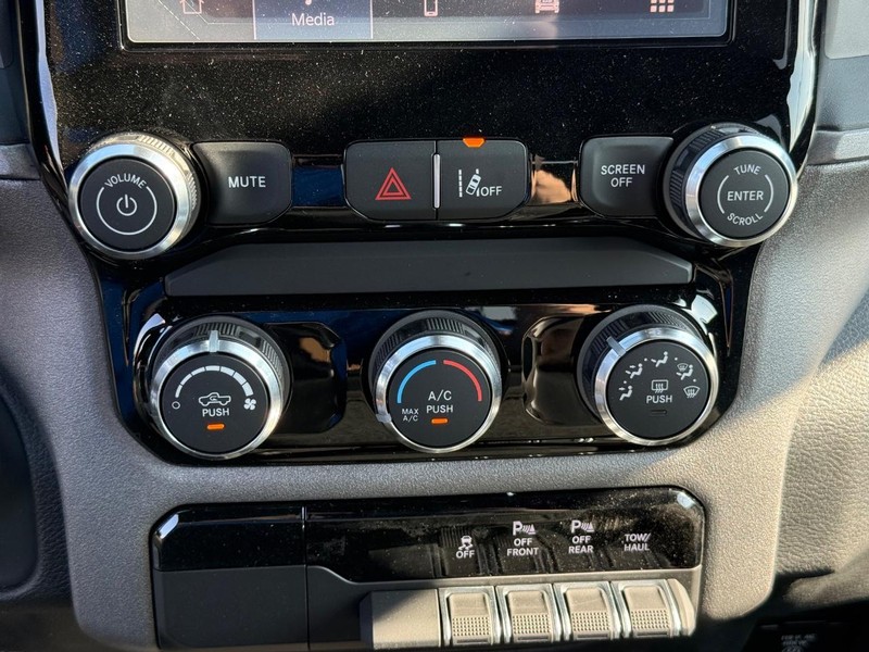Ram 1500 Vehicle Full-screen Gallery Image 24