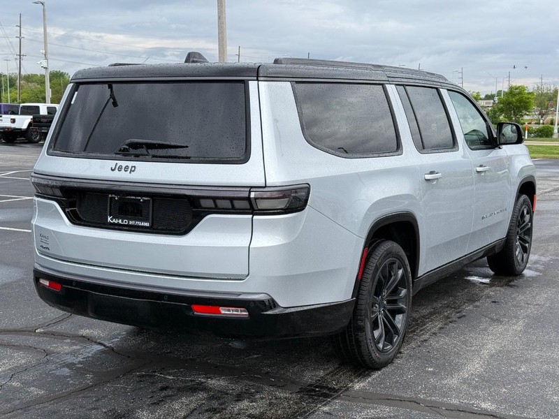 Jeep Grand Wagoneer L Vehicle Full-screen Gallery Image 3