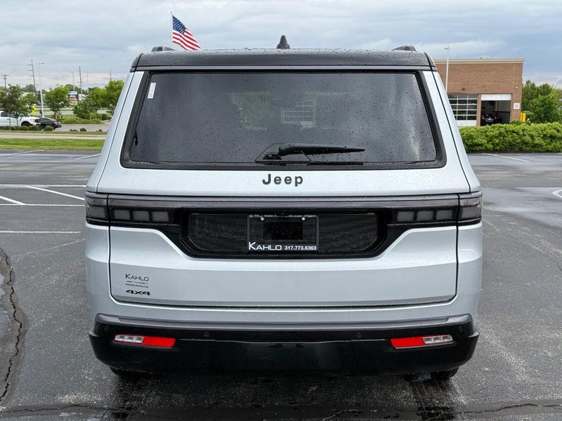 Jeep Grand Wagoneer L Vehicle Full-screen Gallery Image 4
