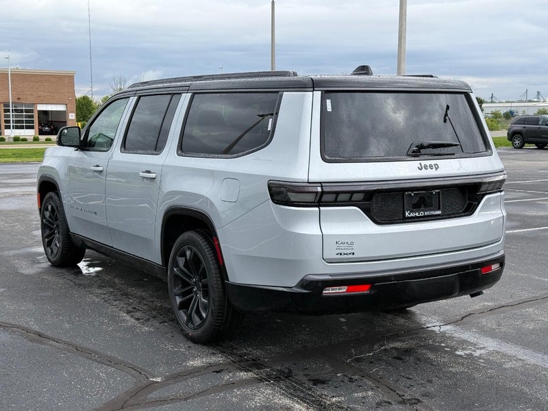 Jeep Grand Wagoneer L Vehicle Full-screen Gallery Image 5