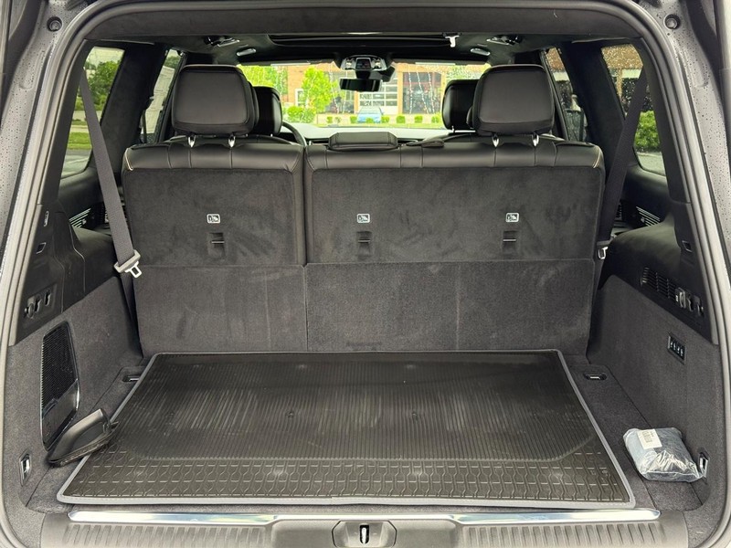 Jeep Grand Wagoneer L Vehicle Full-screen Gallery Image 7