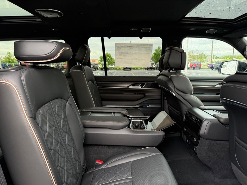 Jeep Grand Wagoneer L Vehicle Full-screen Gallery Image 12
