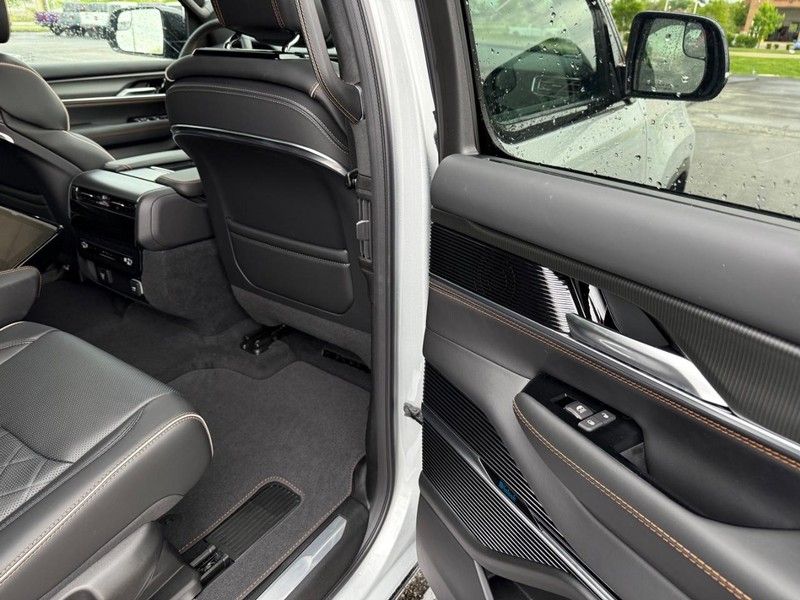Jeep Grand Wagoneer L Vehicle Full-screen Gallery Image 13