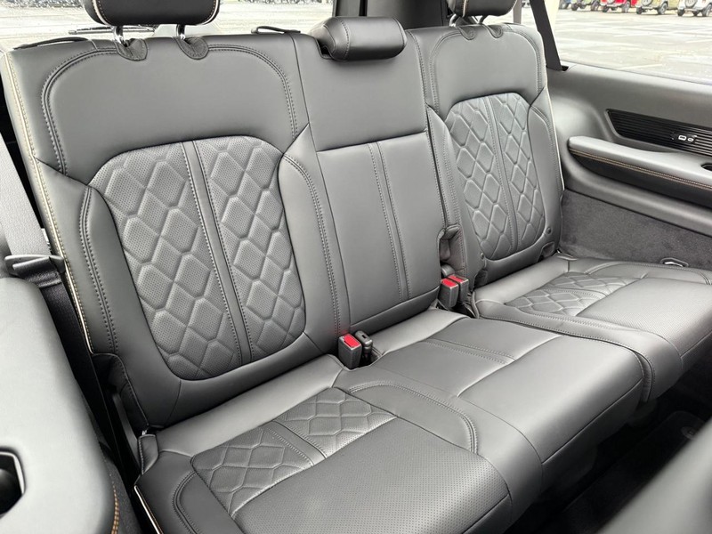 Jeep Grand Wagoneer L Vehicle Full-screen Gallery Image 14