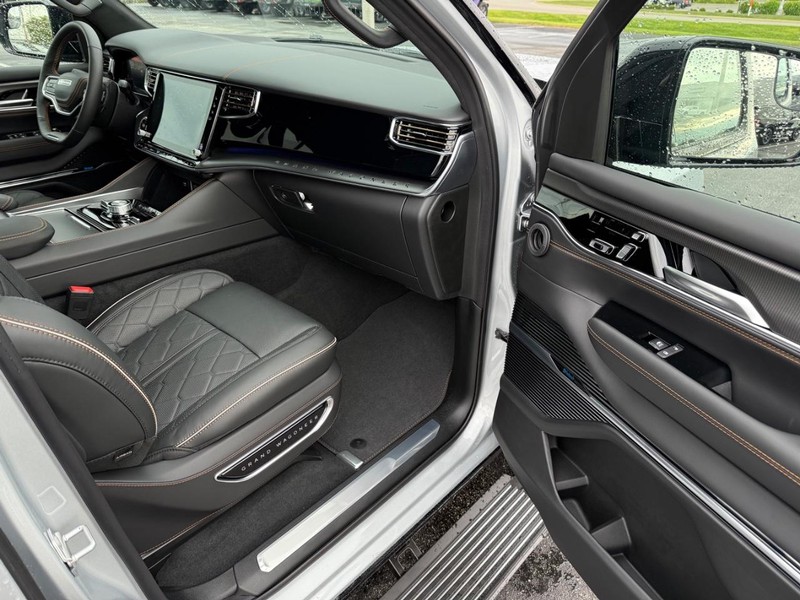 Jeep Grand Wagoneer L Vehicle Full-screen Gallery Image 18