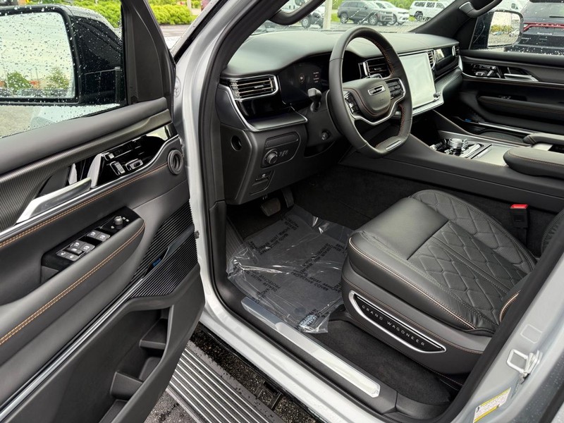 Jeep Grand Wagoneer L Vehicle Full-screen Gallery Image 20