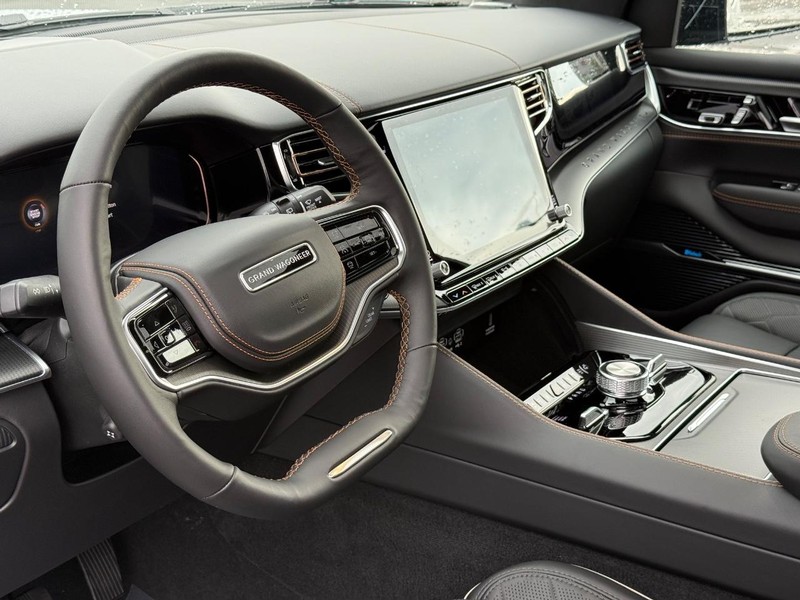 Jeep Grand Wagoneer L Vehicle Full-screen Gallery Image 22