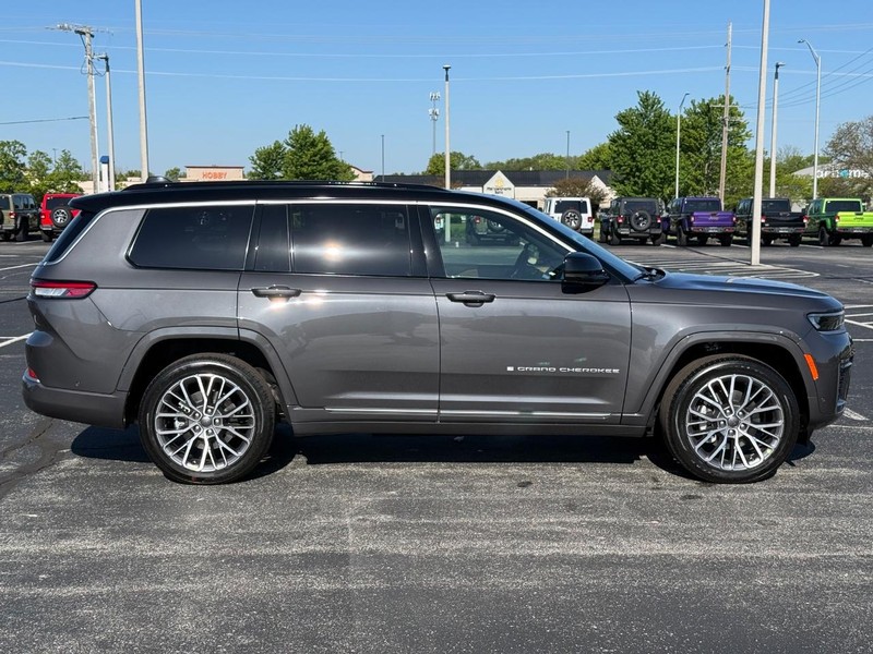 Jeep Grand Cherokee L Vehicle Full-screen Gallery Image 2
