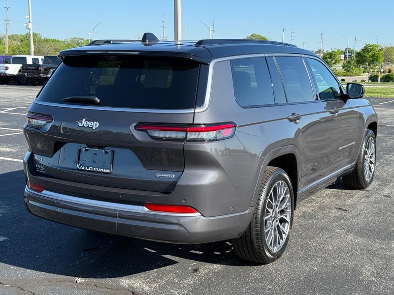 Jeep Grand Cherokee L Vehicle Full-screen Gallery Image 3