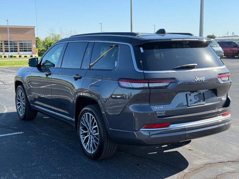 Jeep Grand Cherokee L Vehicle Full-screen Gallery Image 5