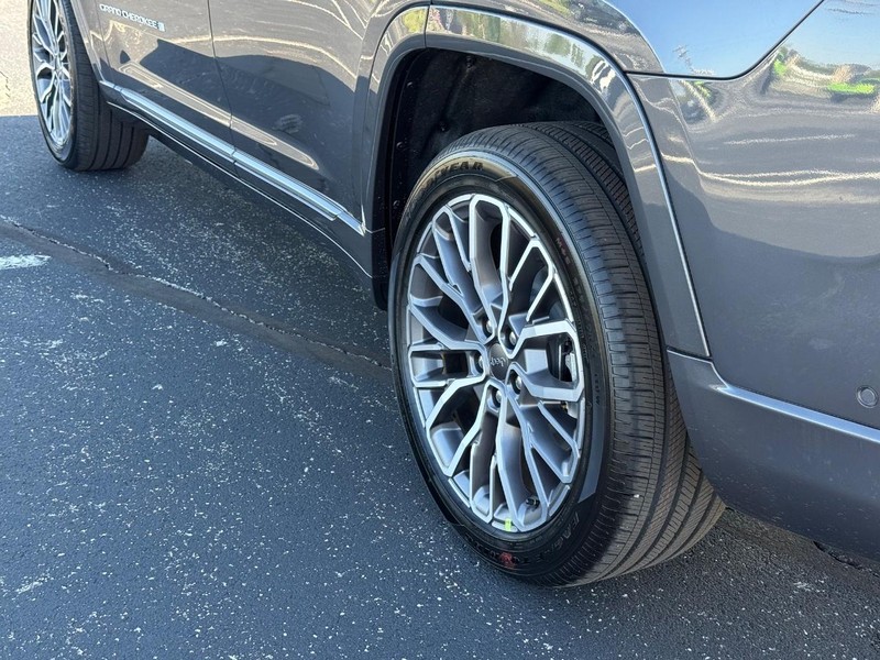 Jeep Grand Cherokee L Vehicle Full-screen Gallery Image 6