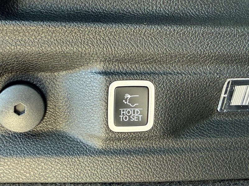 Jeep Grand Cherokee L Vehicle Full-screen Gallery Image 8