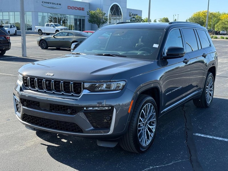Jeep Grand Cherokee L Vehicle Full-screen Gallery Image 9