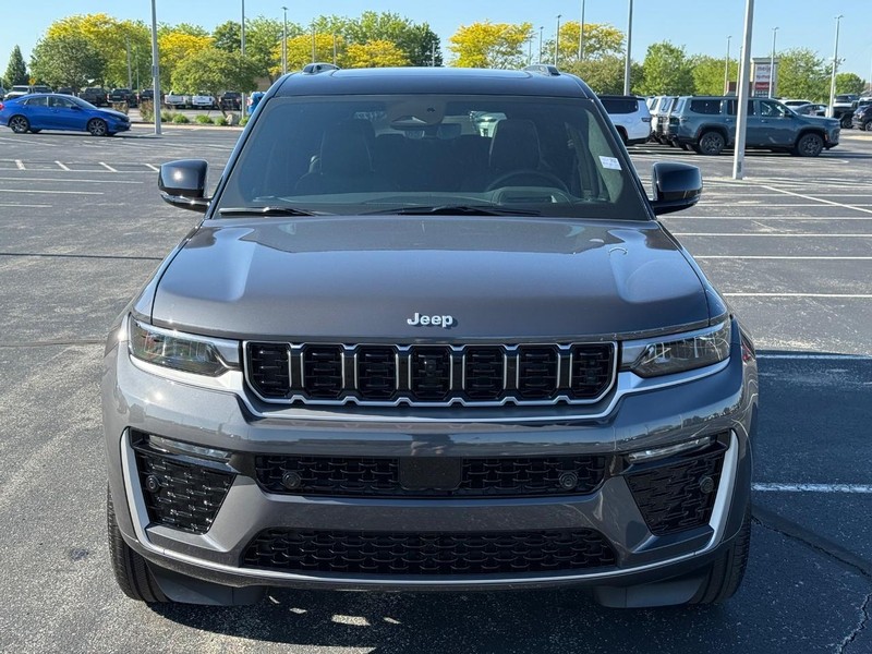 Jeep Grand Cherokee L Vehicle Full-screen Gallery Image 10