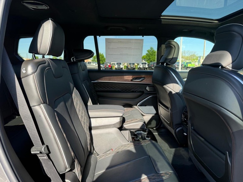 Jeep Grand Cherokee L Vehicle Full-screen Gallery Image 11