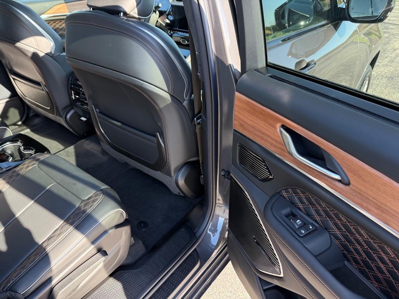 Jeep Grand Cherokee L Vehicle Full-screen Gallery Image 12