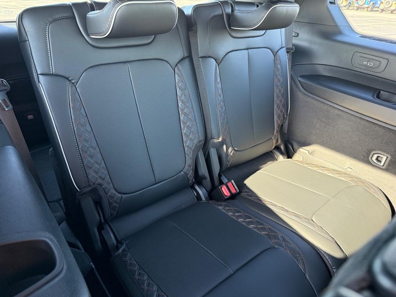 Jeep Grand Cherokee L Vehicle Full-screen Gallery Image 13