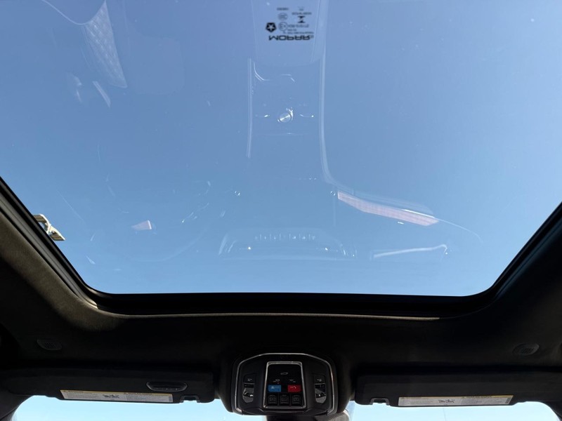 Jeep Grand Cherokee L Vehicle Full-screen Gallery Image 14