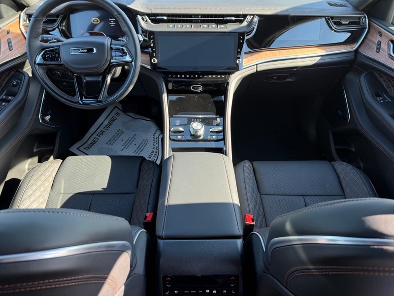 Jeep Grand Cherokee L Vehicle Full-screen Gallery Image 15