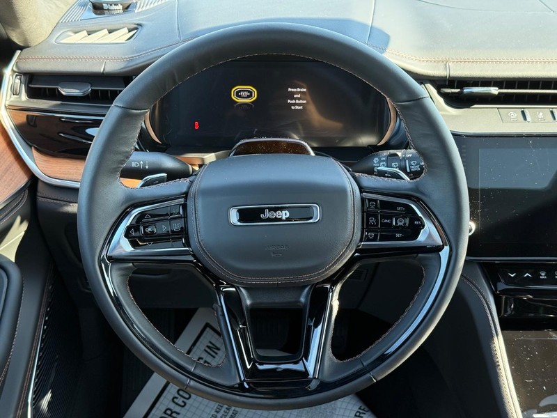 Jeep Grand Cherokee L Vehicle Full-screen Gallery Image 16