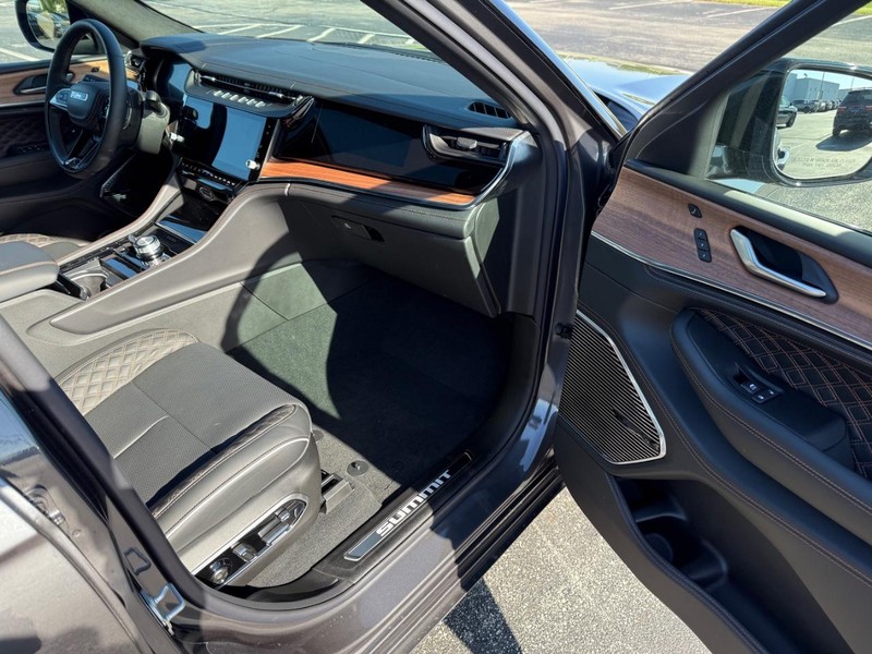 Jeep Grand Cherokee L Vehicle Full-screen Gallery Image 17