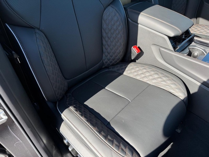 Jeep Grand Cherokee L Vehicle Full-screen Gallery Image 18