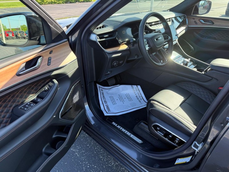 Jeep Grand Cherokee L Vehicle Full-screen Gallery Image 19