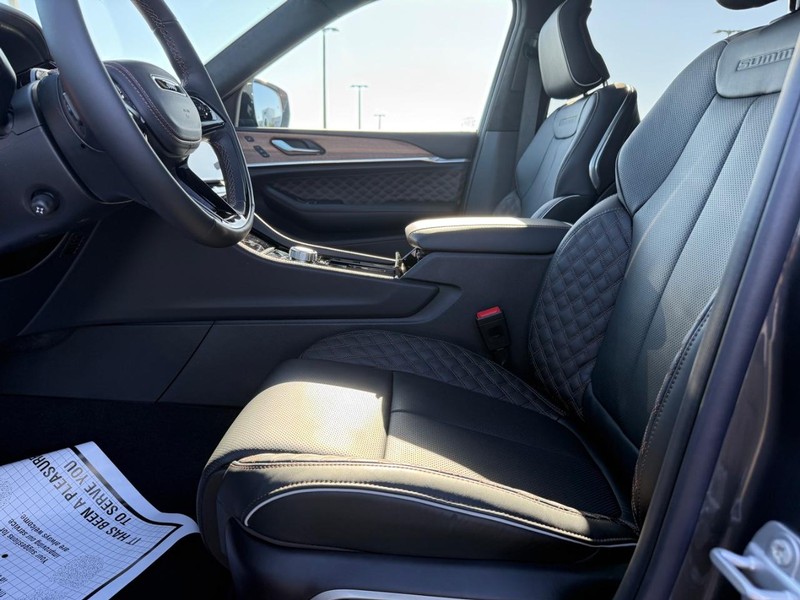 Jeep Grand Cherokee L Vehicle Full-screen Gallery Image 20