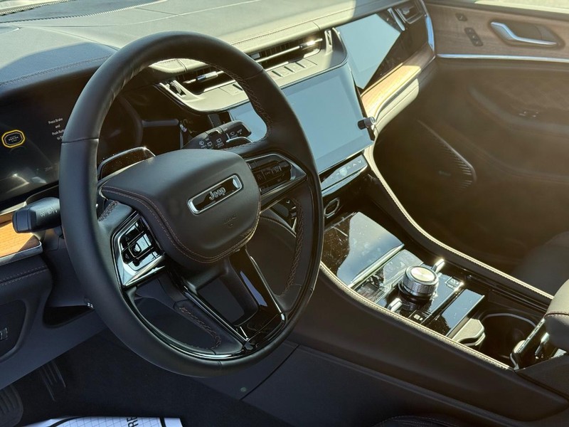 Jeep Grand Cherokee L Vehicle Full-screen Gallery Image 21