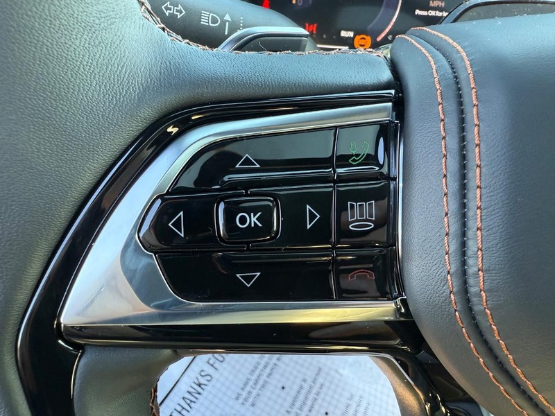 Jeep Grand Cherokee L Vehicle Full-screen Gallery Image 22