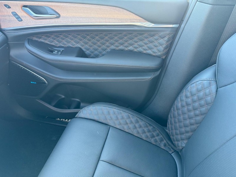Jeep Grand Cherokee L Vehicle Full-screen Gallery Image 28