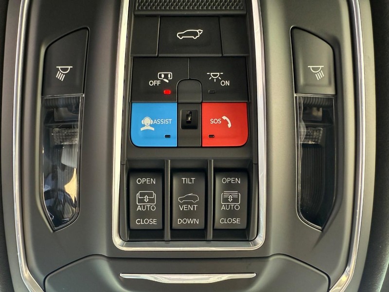 Jeep Grand Cherokee L Vehicle Full-screen Gallery Image 29