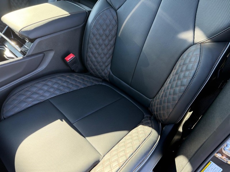 Jeep Grand Cherokee L Vehicle Full-screen Gallery Image 32