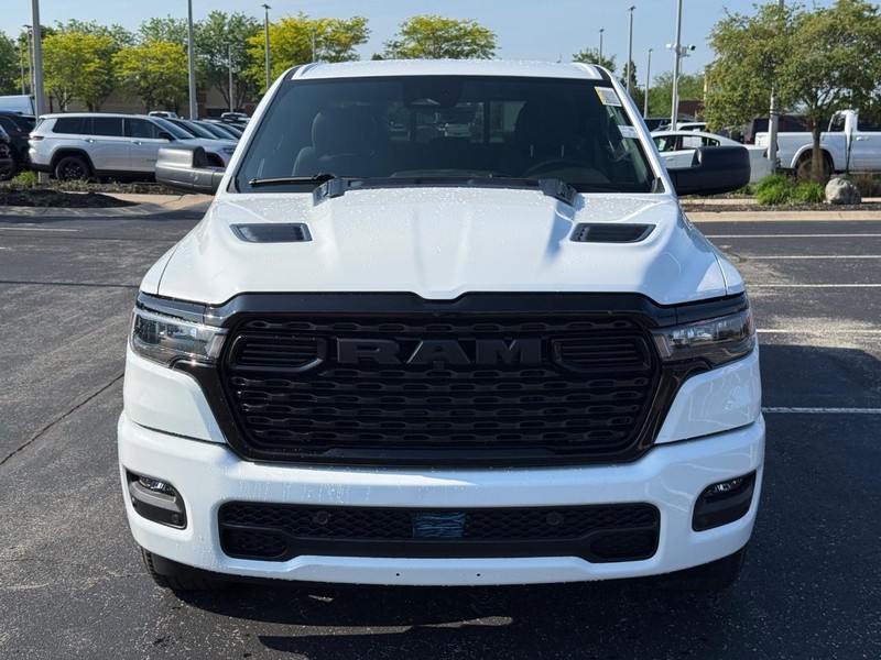 Ram 1500 Vehicle Full-screen Gallery Image 9