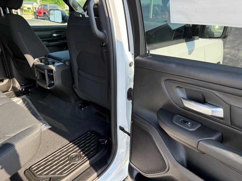Ram 1500 Vehicle Full-screen Gallery Image 11
