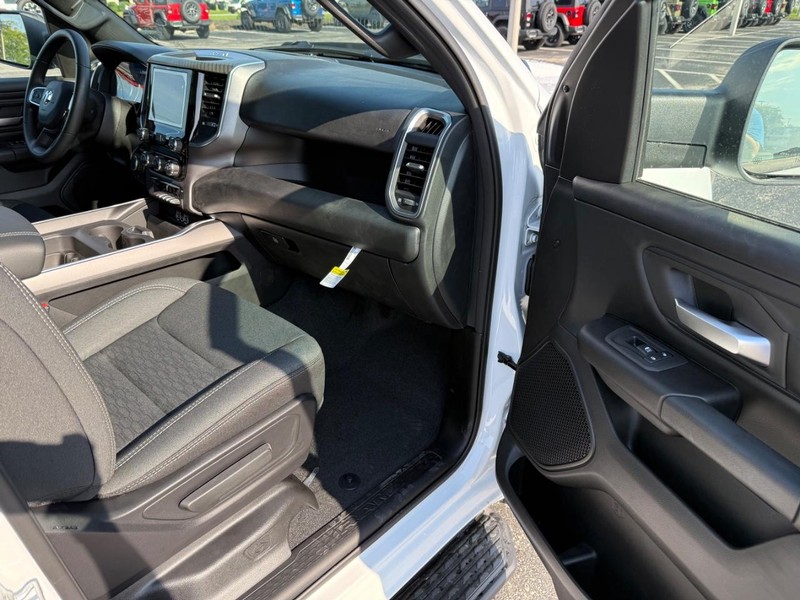 Ram 1500 Vehicle Full-screen Gallery Image 14