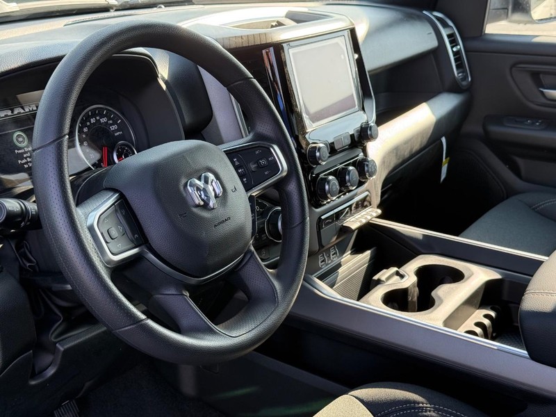 Ram 1500 Vehicle Full-screen Gallery Image 18
