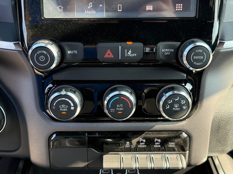 Ram 1500 Vehicle Full-screen Gallery Image 24