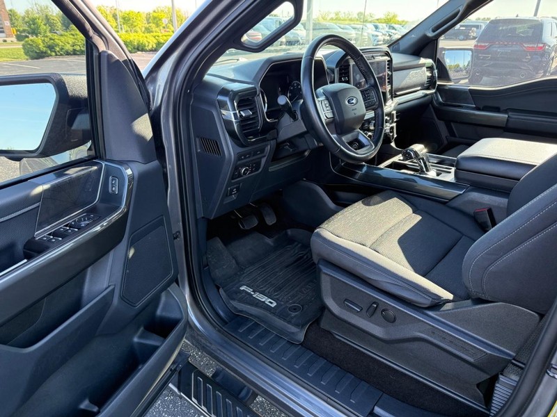Ford F-150 Vehicle Full-screen Gallery Image 16