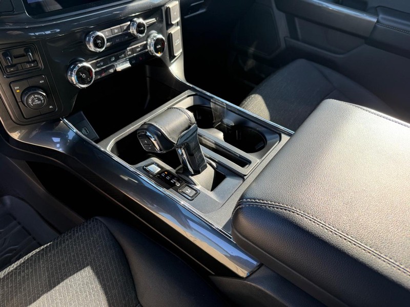 Ford F-150 Vehicle Full-screen Gallery Image 26