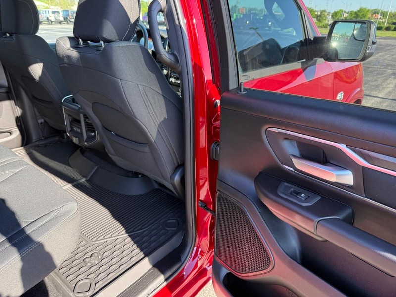 Ram 1500 Vehicle Full-screen Gallery Image 10