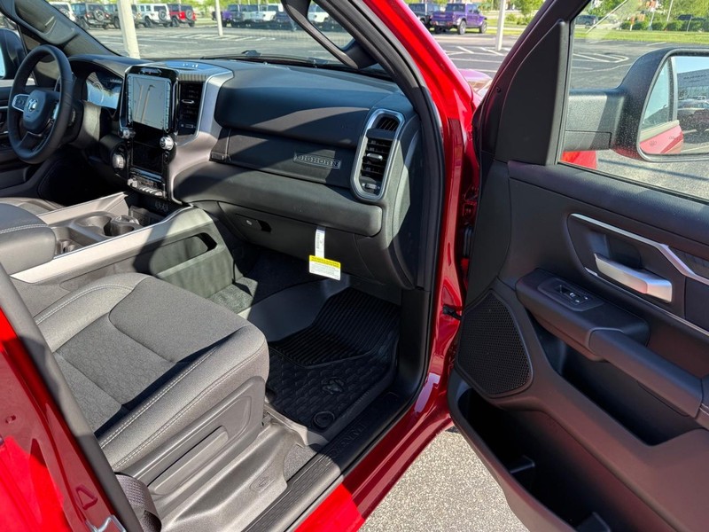 Ram 1500 Vehicle Full-screen Gallery Image 13