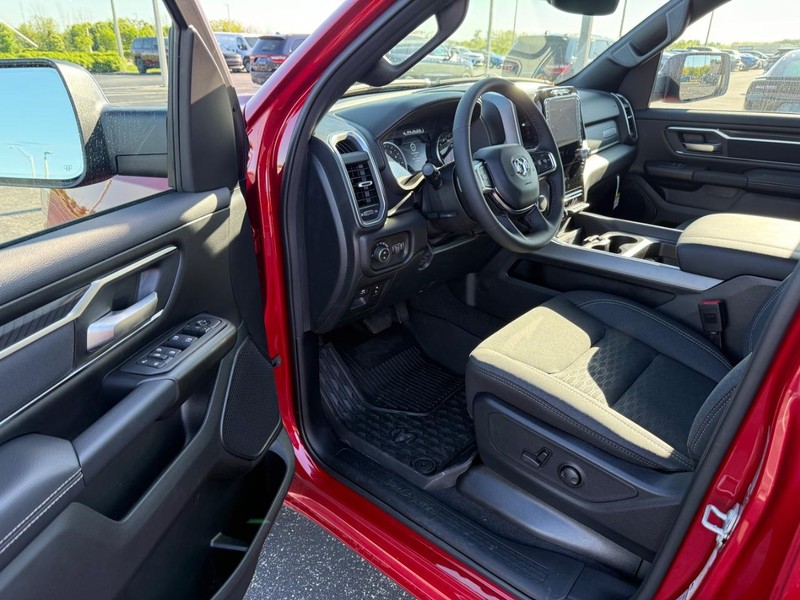 Ram 1500 Vehicle Full-screen Gallery Image 15