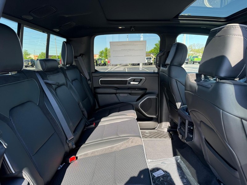 Ram 1500 Vehicle Full-screen Gallery Image 10