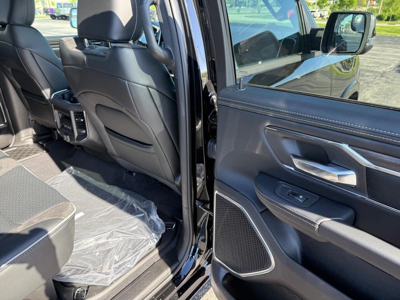 Ram 1500 Vehicle Full-screen Gallery Image 11