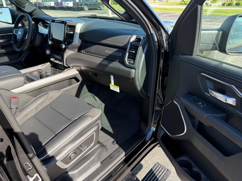Ram 1500 Vehicle Full-screen Gallery Image 15
